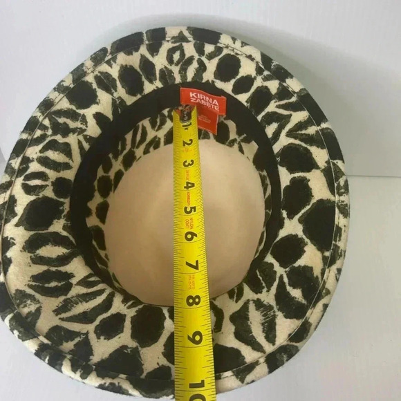 🖤”Kirna Zabete” 100% Wool Fedora Cream w/ Black/Gray Kiss Print 💋 - Picture 12 of 13